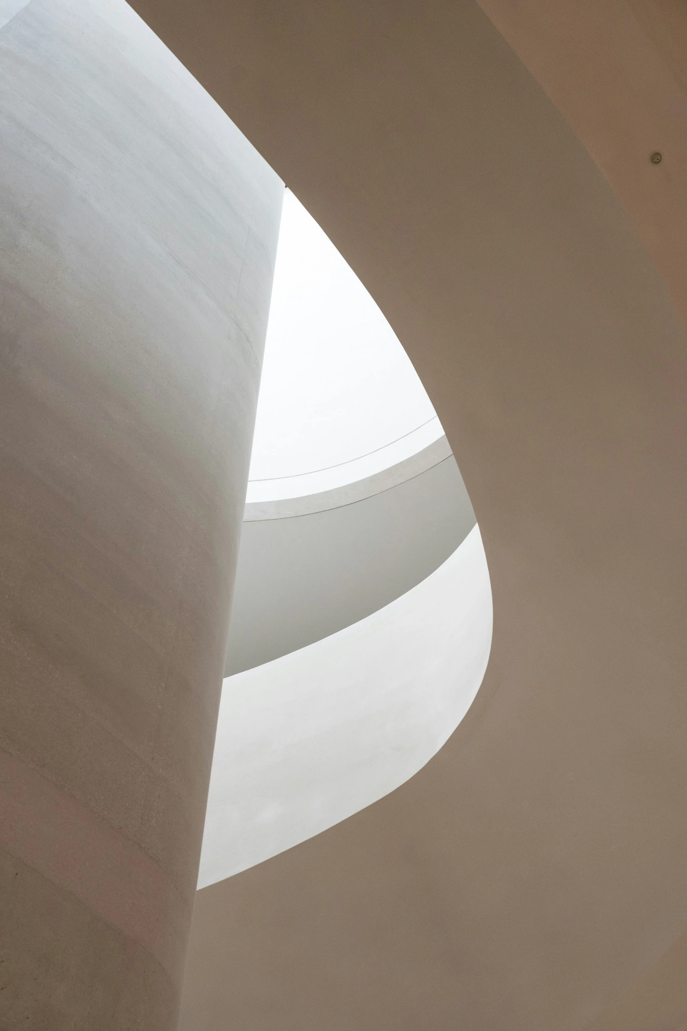 Architecture contemporaine aux courbes lumineuses, photographie de Miguel Joya